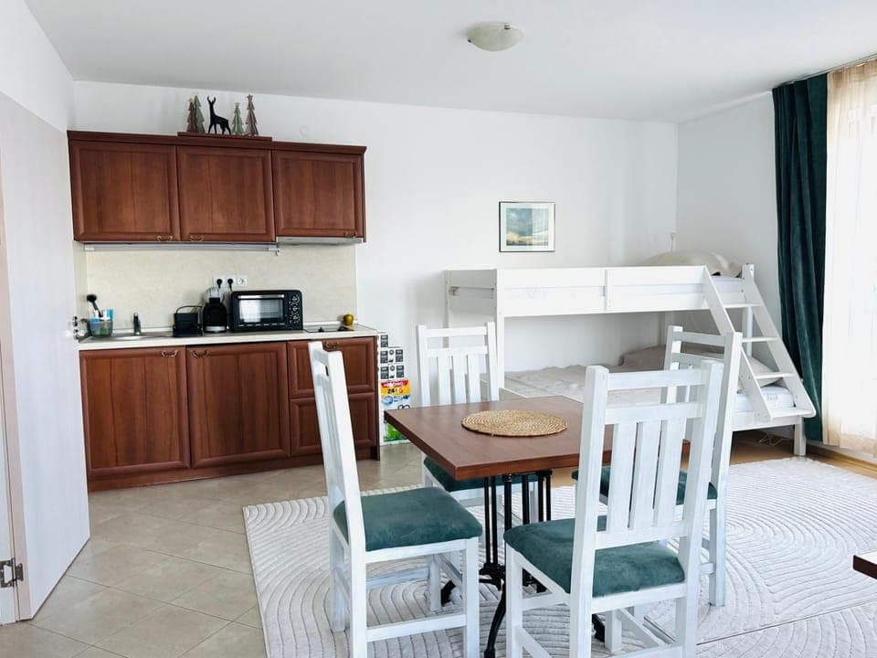 Coffee/tea facilities, Kitchen or kitchenette, Living room, Seating area, Dining area, minibar, stove, toaster