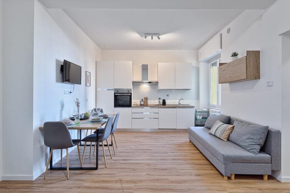 TV and multimedia, Kitchen or kitchenette, Living room, Seating area, Dining area, oven, stove