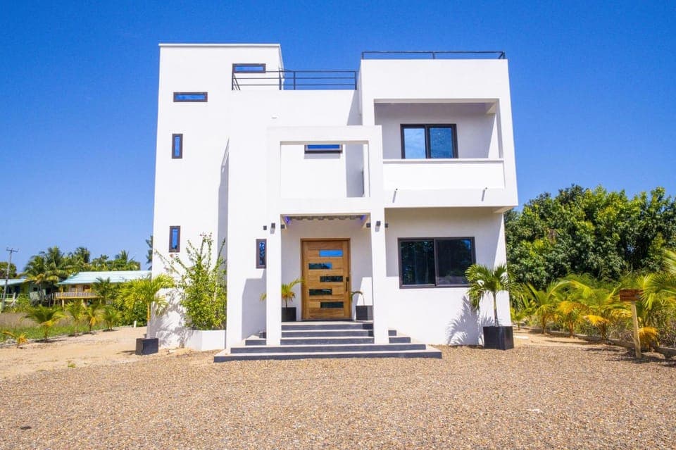 Emerald Blue Villa - Modern 2BR w Rooftop Pool Villa in Placencia