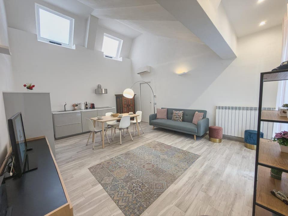 TV and multimedia, Kitchen or kitchenette, Living room, Seating area, Dining area, internet