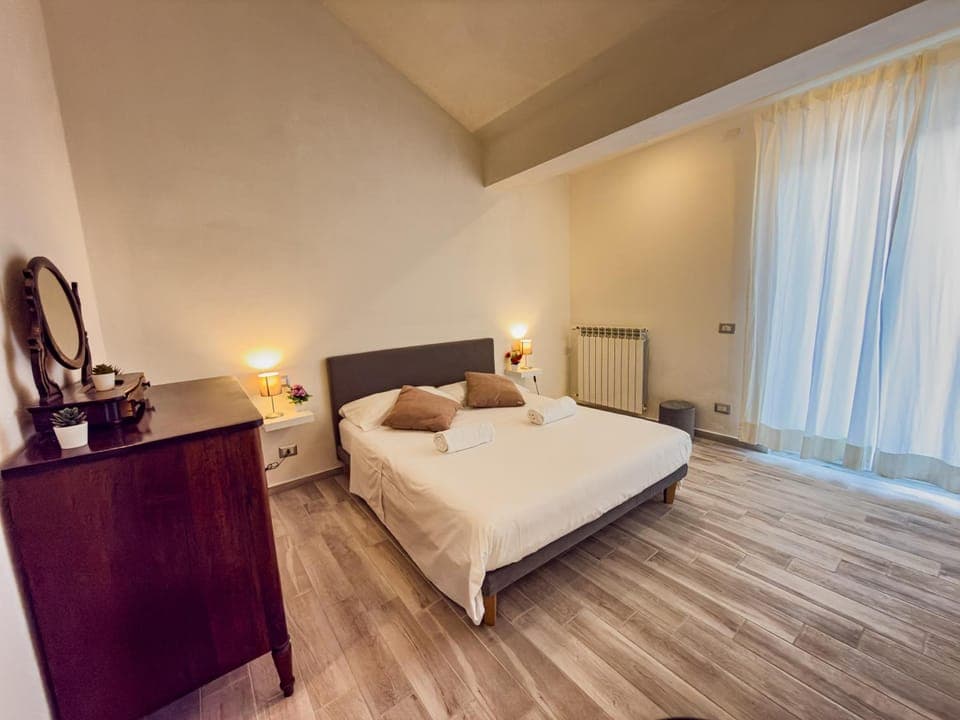 Bed, Decorative detail, Bedroom, heating, locker, towels