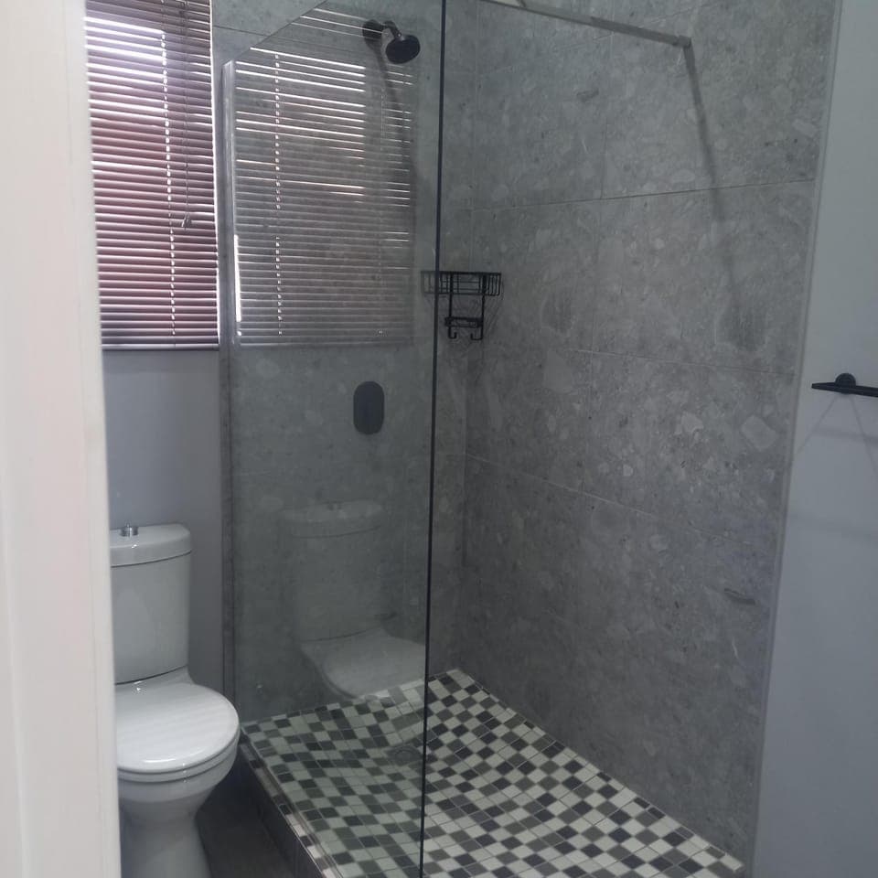 Shower, Toilet
