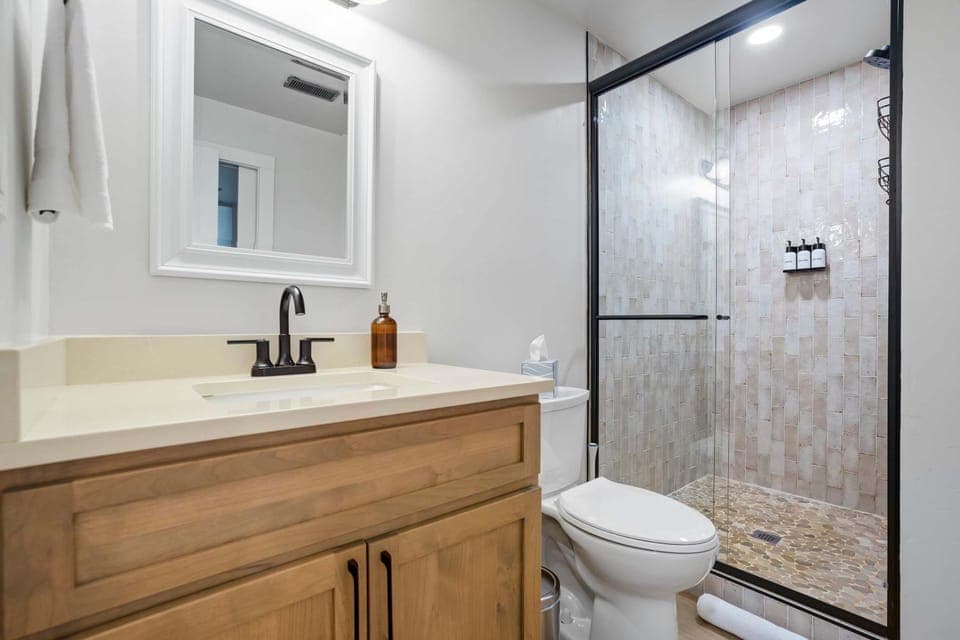 Hacienda Chiquita! Centrally Located Private Basement Apartment in Buena Vista