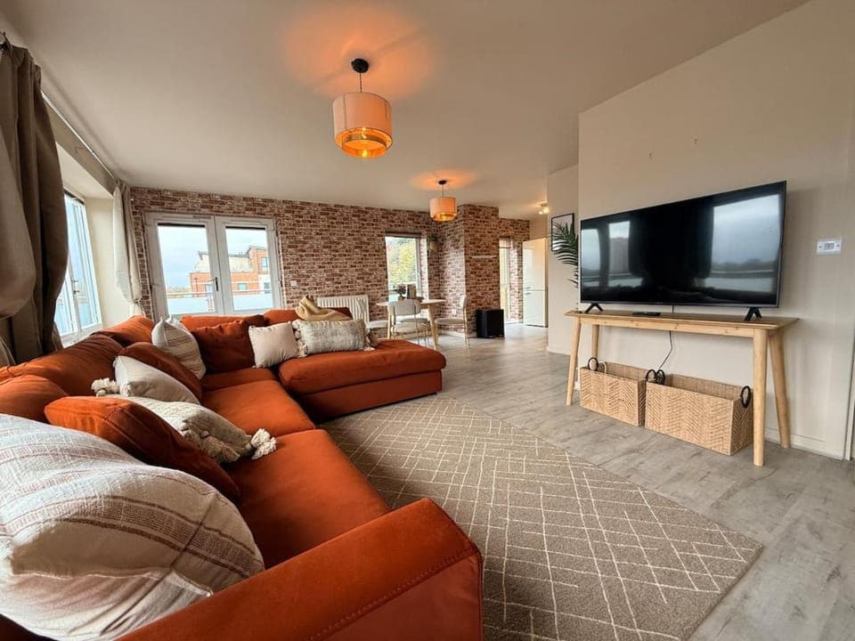 Communal lounge/ TV room, TV and multimedia, Living room, Seating area, Evening entertainment