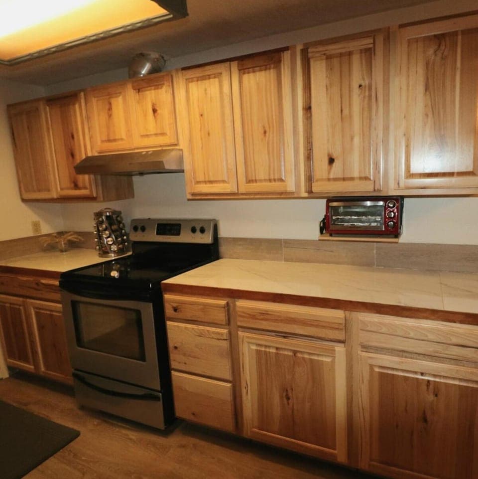 Coffee/tea facilities, Kitchen or kitchenette, oven, stove, toaster