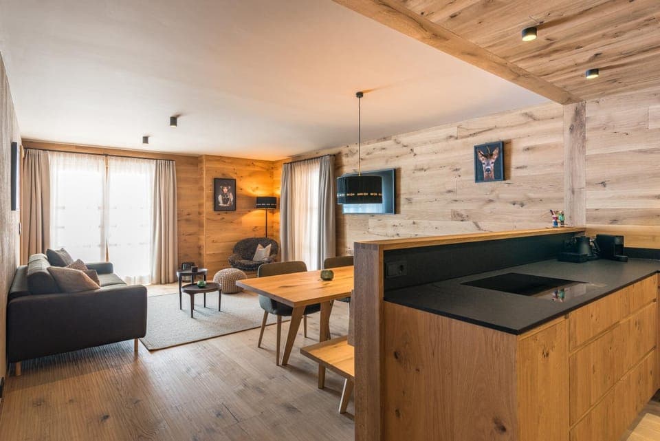 TV and multimedia, Kitchen or kitchenette, Living room, Seating area, Dining area