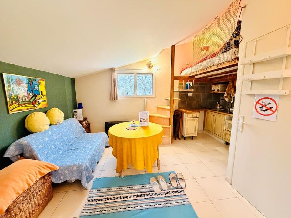 Bed, Kitchen or kitchenette, Living room, Photo of the whole room, Seating area, Dining area, Bedroom, stove