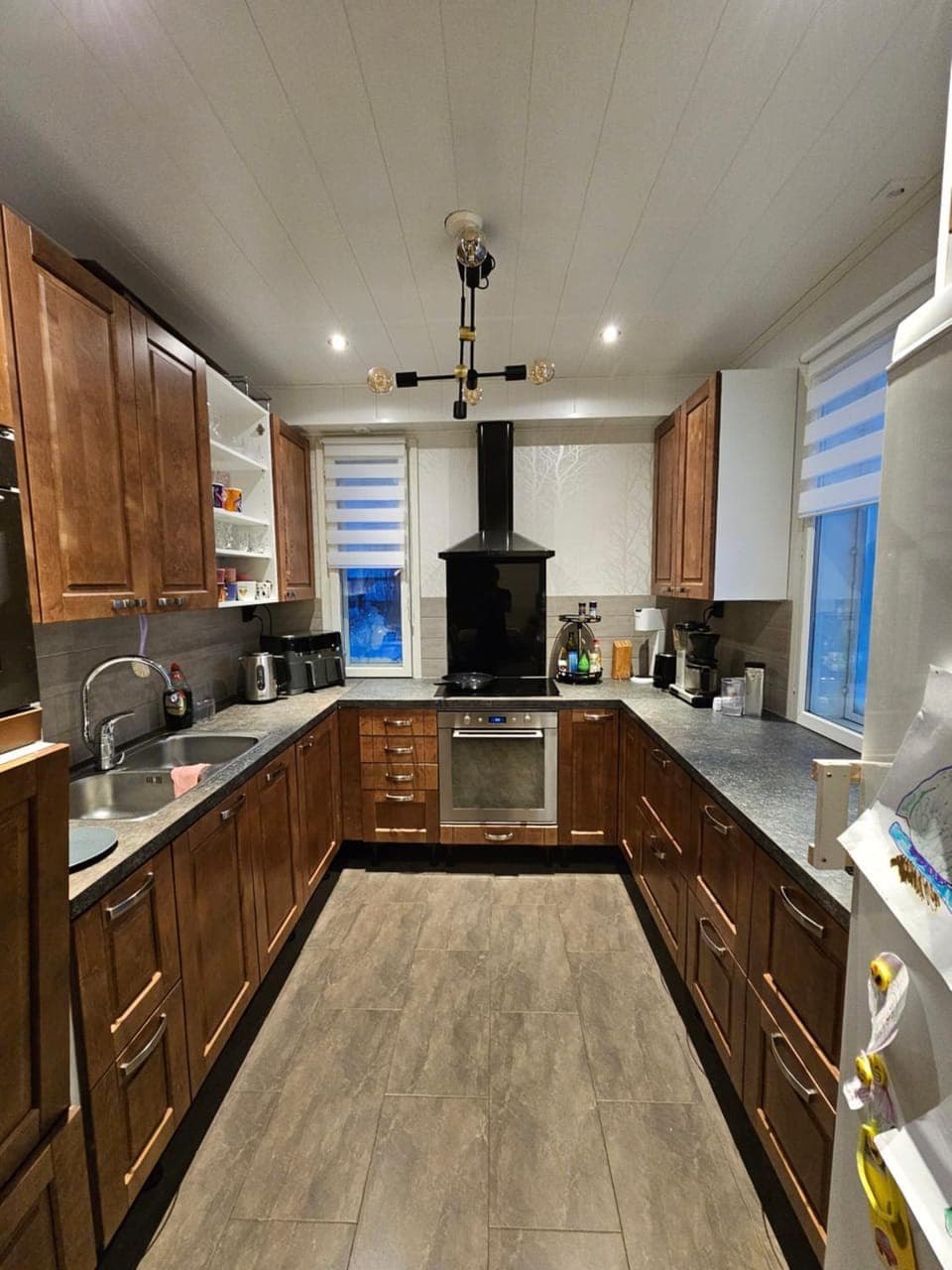 Kitchen or kitchenette, dishwasher, oven