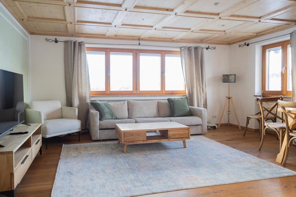 Communal lounge/ TV room, TV and multimedia, Living room, Seating area, Evening entertainment