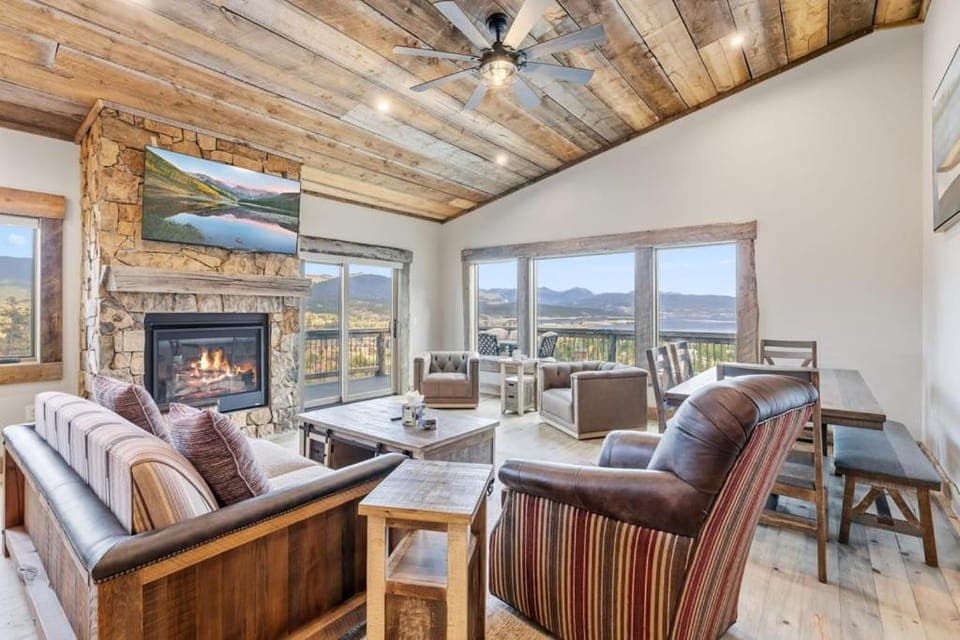 TV and multimedia, Living room, Seating area, Mountain view, fireplace, furniture