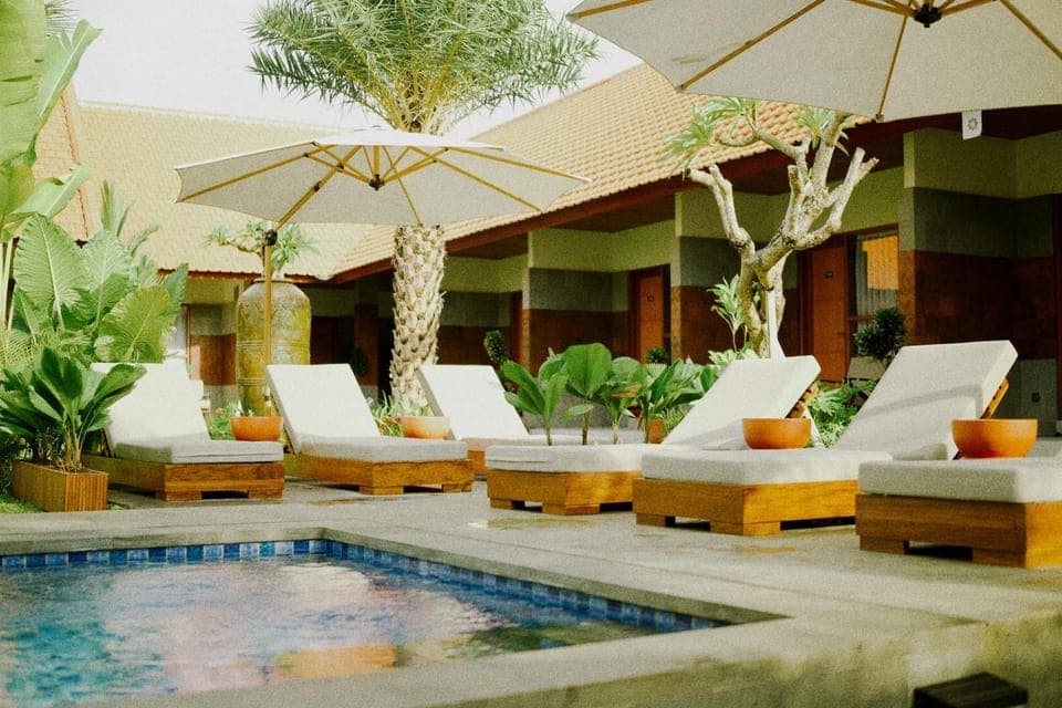 Pool view, Swimming pool, sunbed