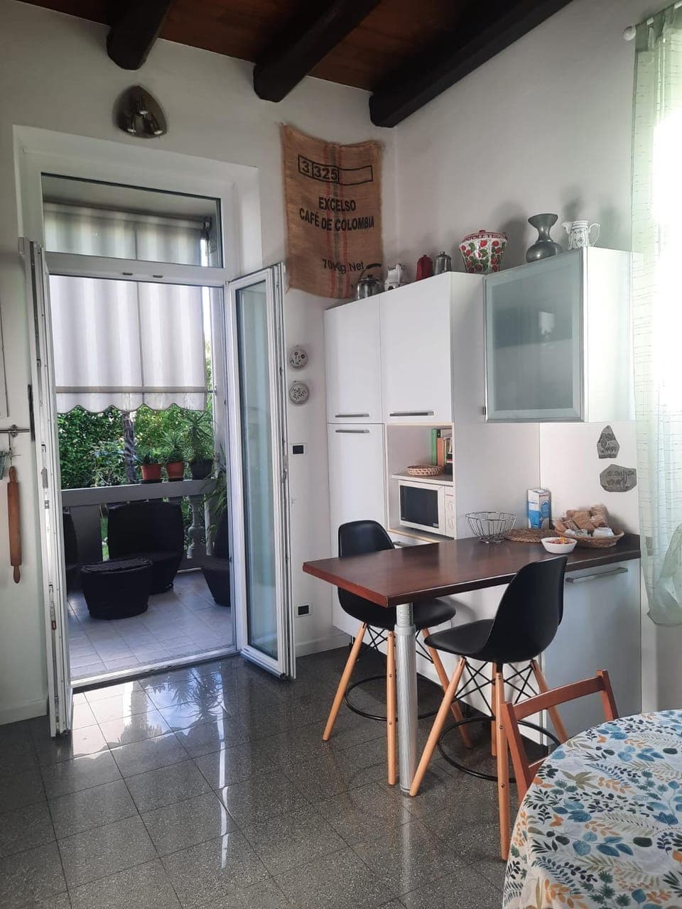 Kitchen or kitchenette, Dining area, oven