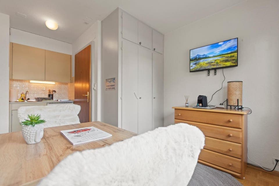 Bed, TV and multimedia, Coffee/tea facilities, Kitchen or kitchenette, Photo of the whole room, Bedroom, stove