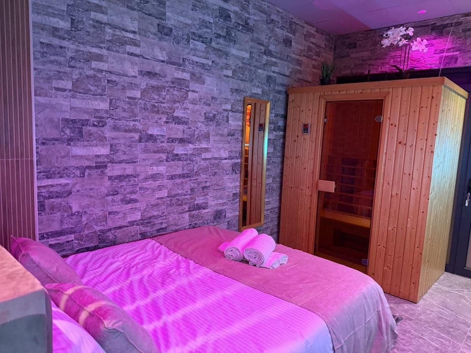 Bed, Sauna, Sauna, Spa and wellness centre/facilities