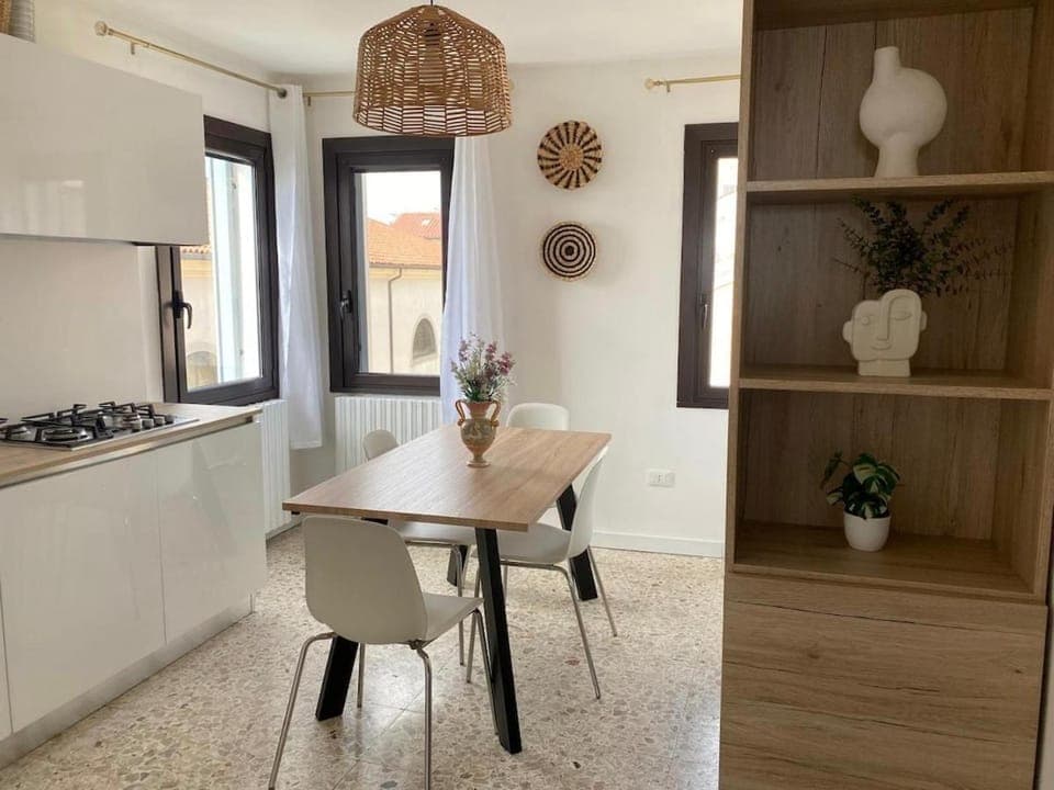 Kitchen or kitchenette, Dining area, pet friendly, stove