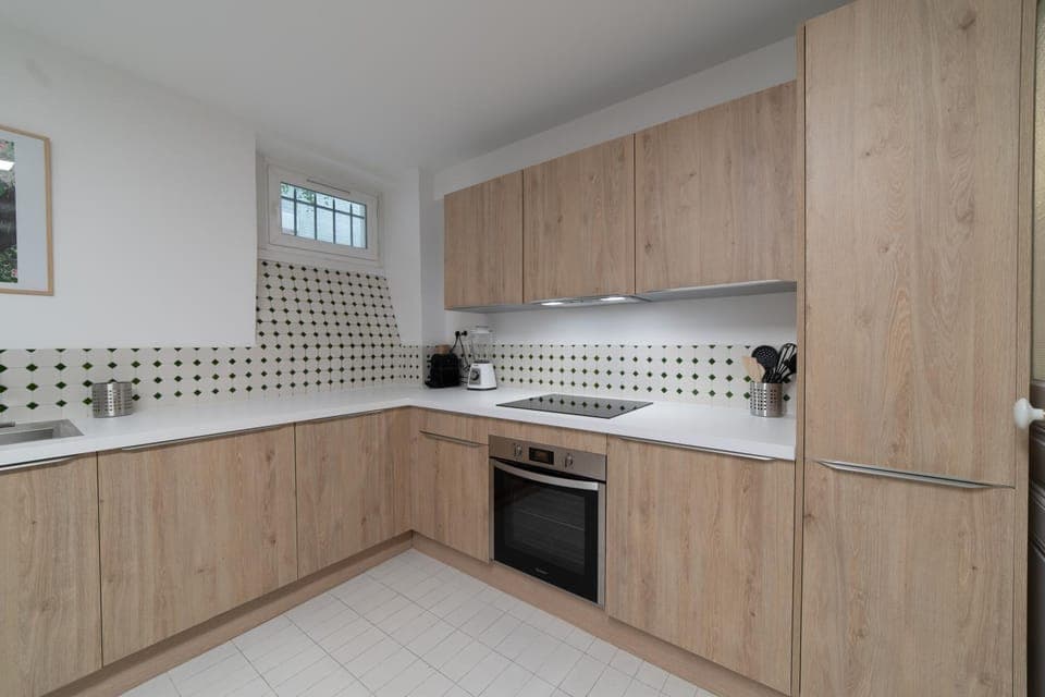 Kitchen or kitchenette, dishwasher, stove