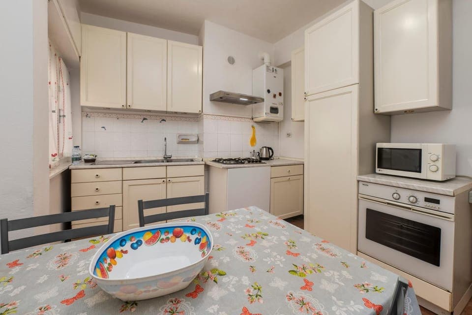 Kitchen or kitchenette, Dining area, oven, stove