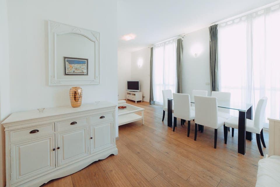 TV and multimedia, Living room, Seating area, Dining area