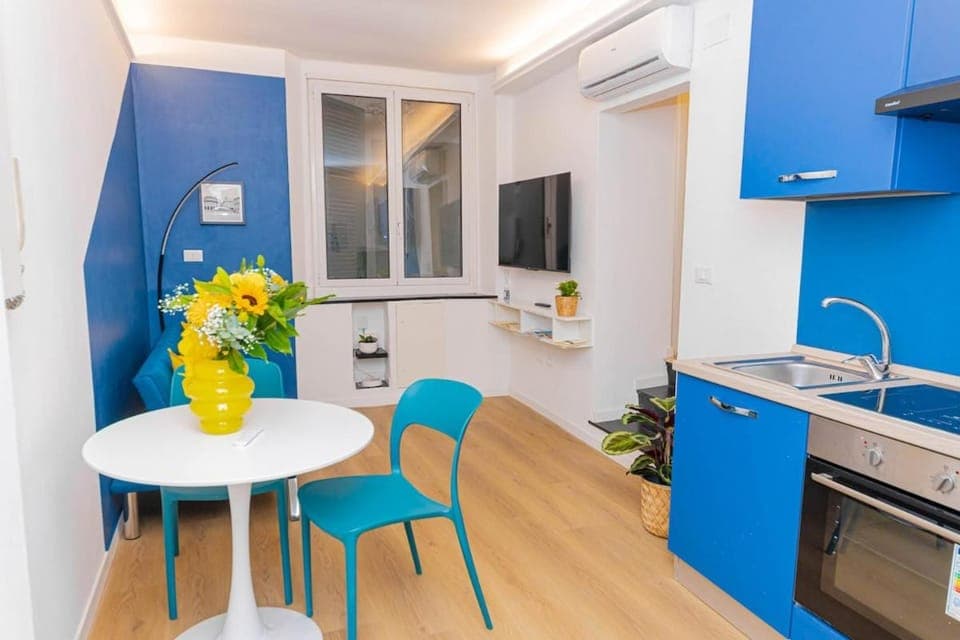 TV and multimedia, Kitchen or kitchenette, Living room, Seating area, Dining area, oven, stove, air conditioner