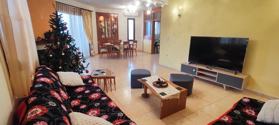 TV and multimedia, Living room, Seating area, Evening entertainment