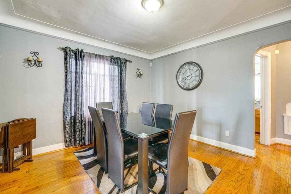 9 MI to Ford Field: Home w/ Yard & Work Space! House in Detroit
