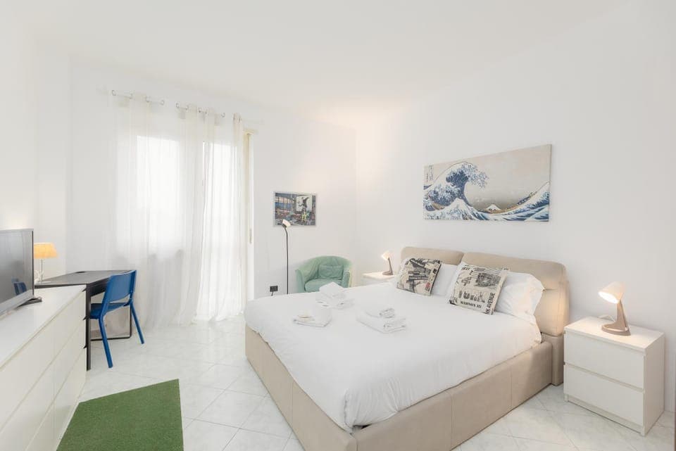 Bed, TV and multimedia, Living room, Photo of the whole room, Seating area, Bedroom