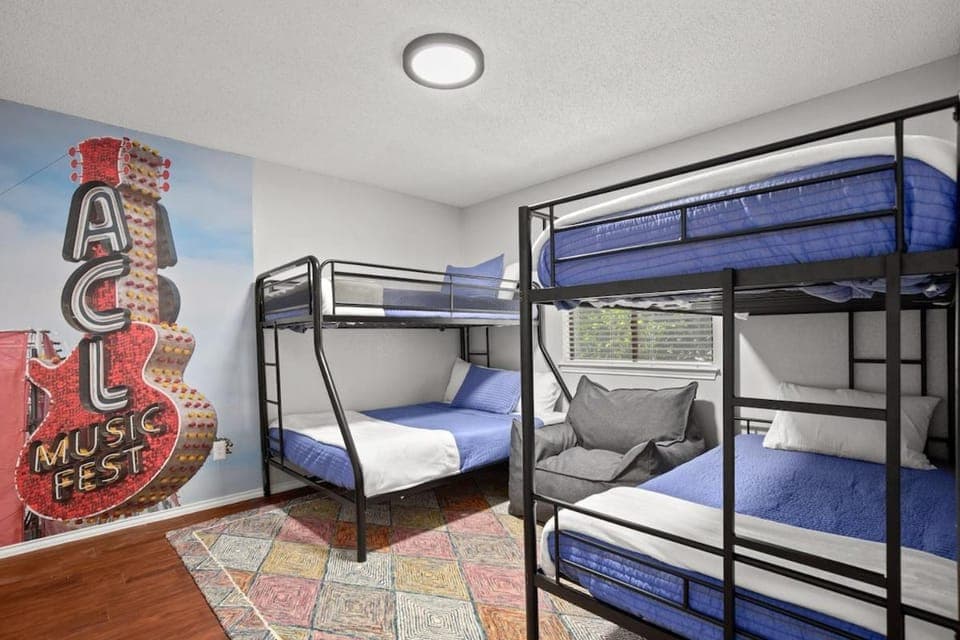 Bedroom, bunk bed