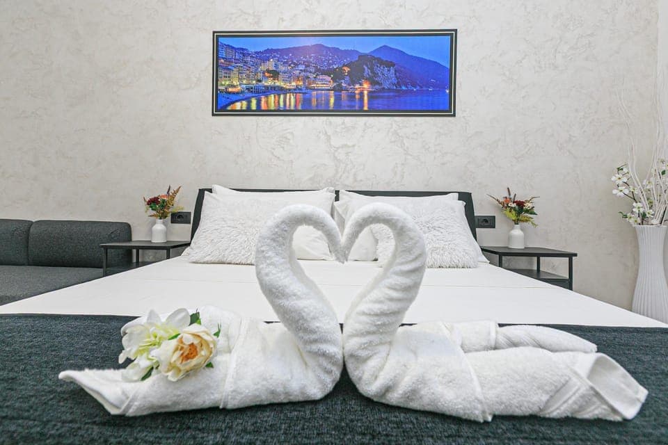 Bed, Bedroom, towels