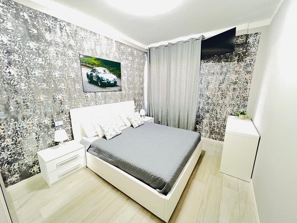 Bed, TV and multimedia, Photo of the whole room, Bedroom