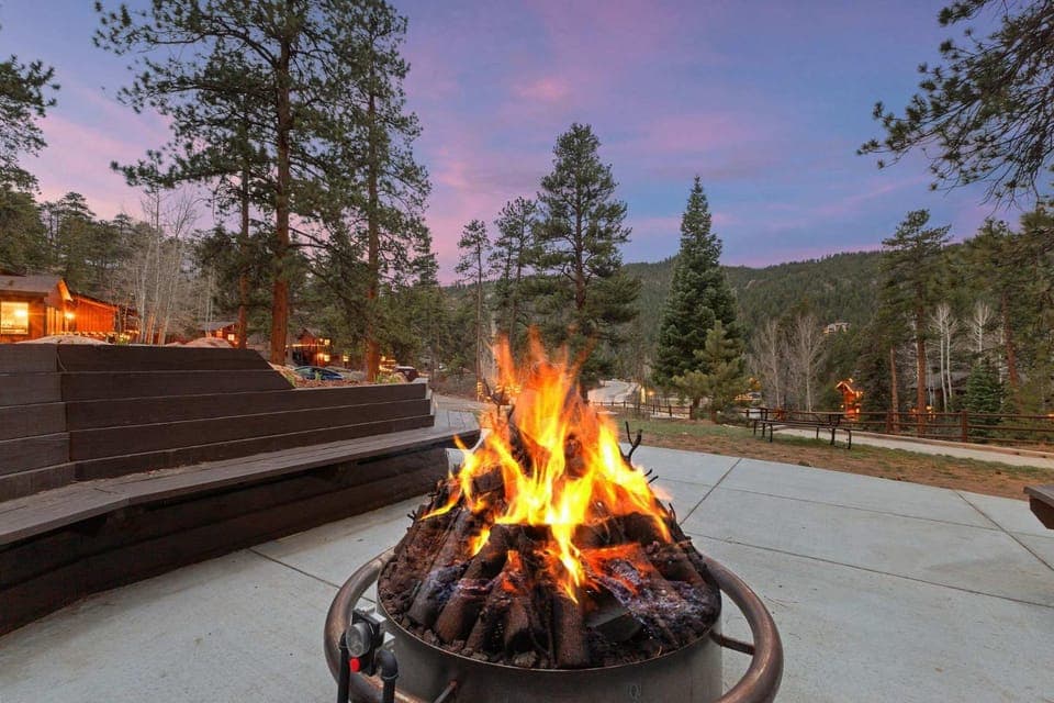 Cabin 9- Spacious cabin- 4 King beds- 2 baths Cabin in Estes Park