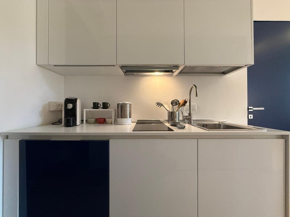 Coffee/tea facilities, Kitchen or kitchenette, stove