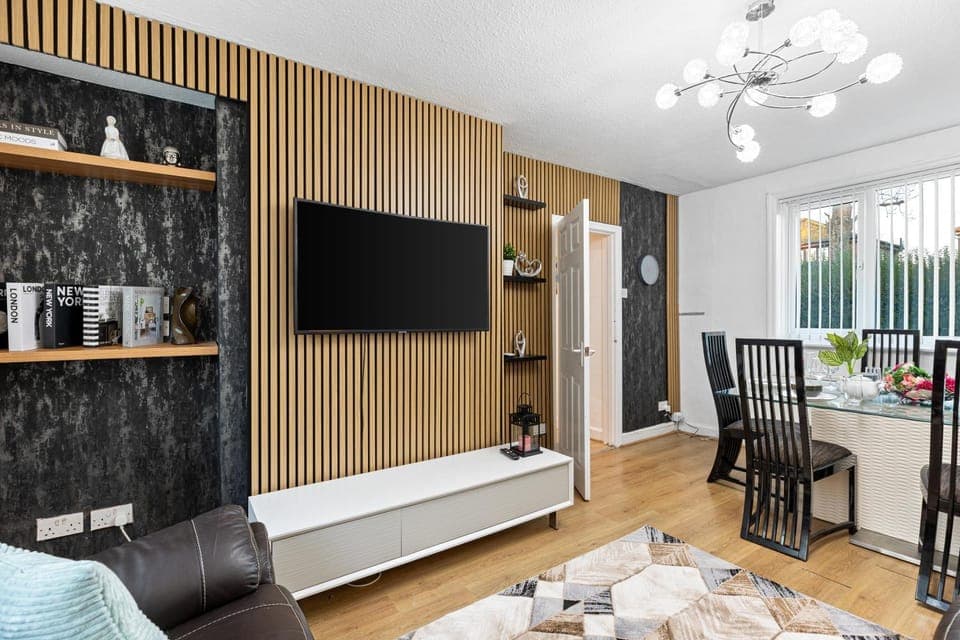 Communal lounge/ TV room, TV and multimedia, Living room, Seating area, Evening entertainment