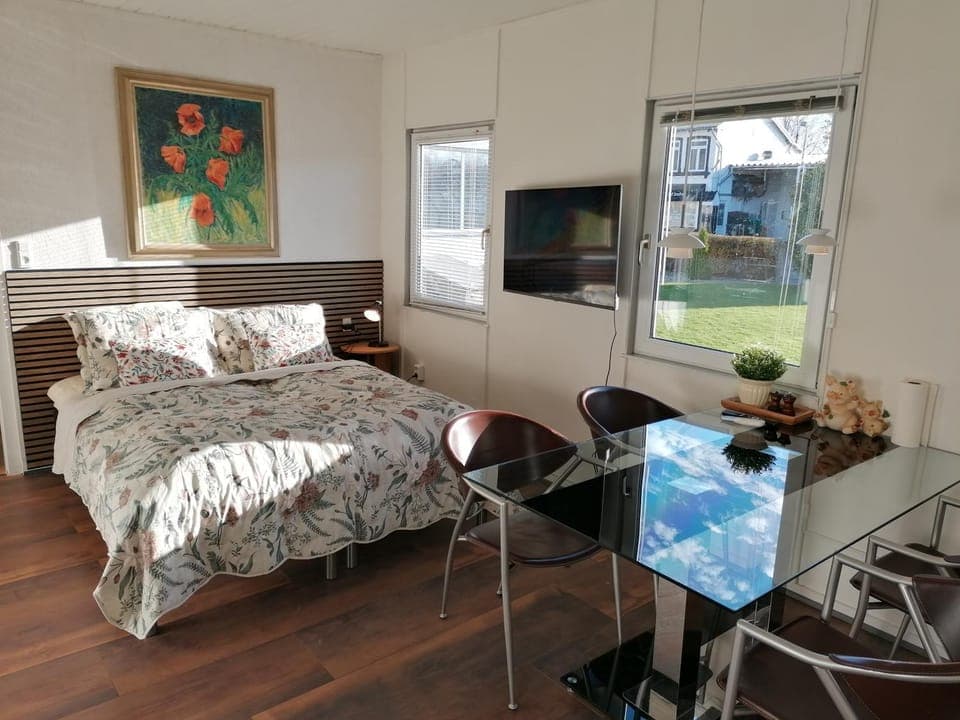 Bed, TV and multimedia, Living room, Dining area, Evening entertainment