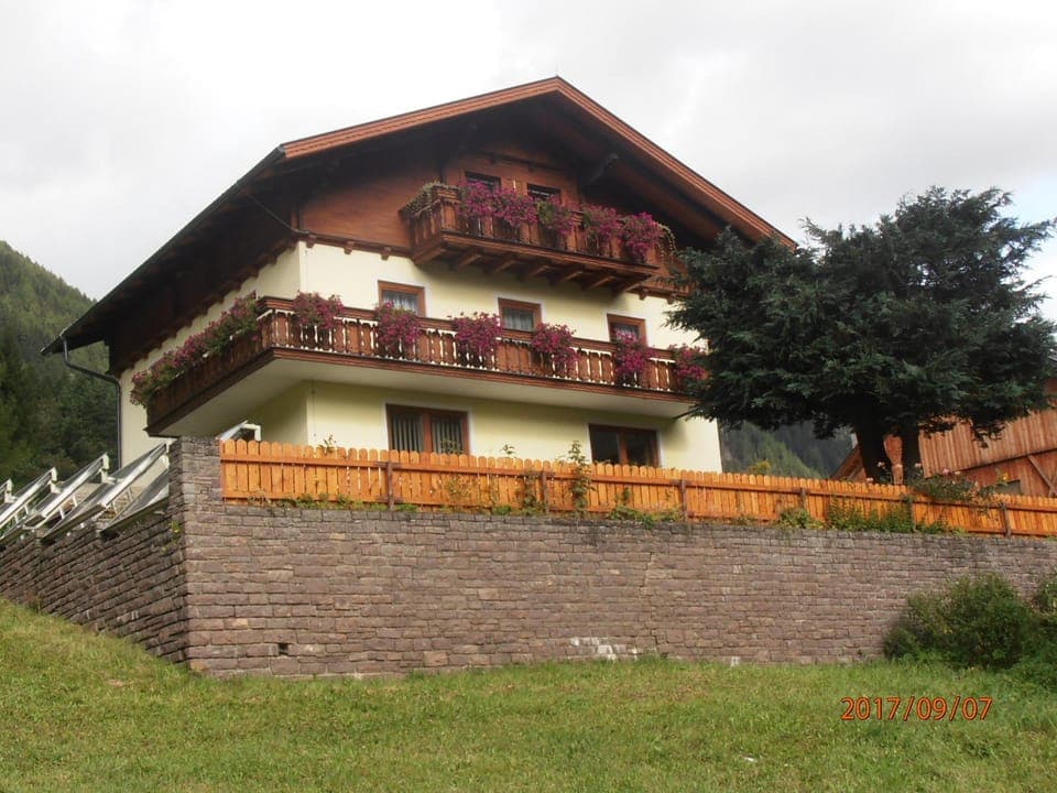 Photo of the whole room, Decorative detail, Family