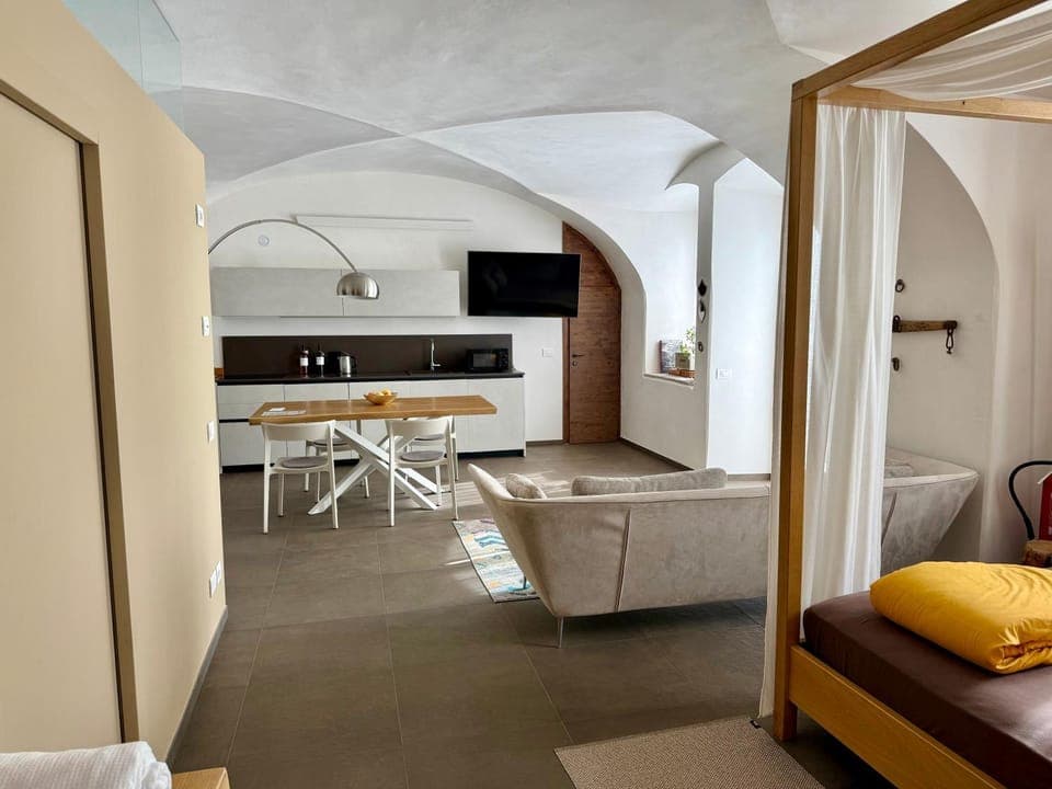 Kitchen or kitchenette, Seating area