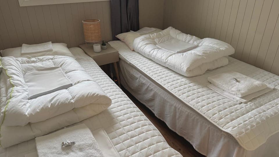 Bed, Photo of the whole room, Bedroom, towels
