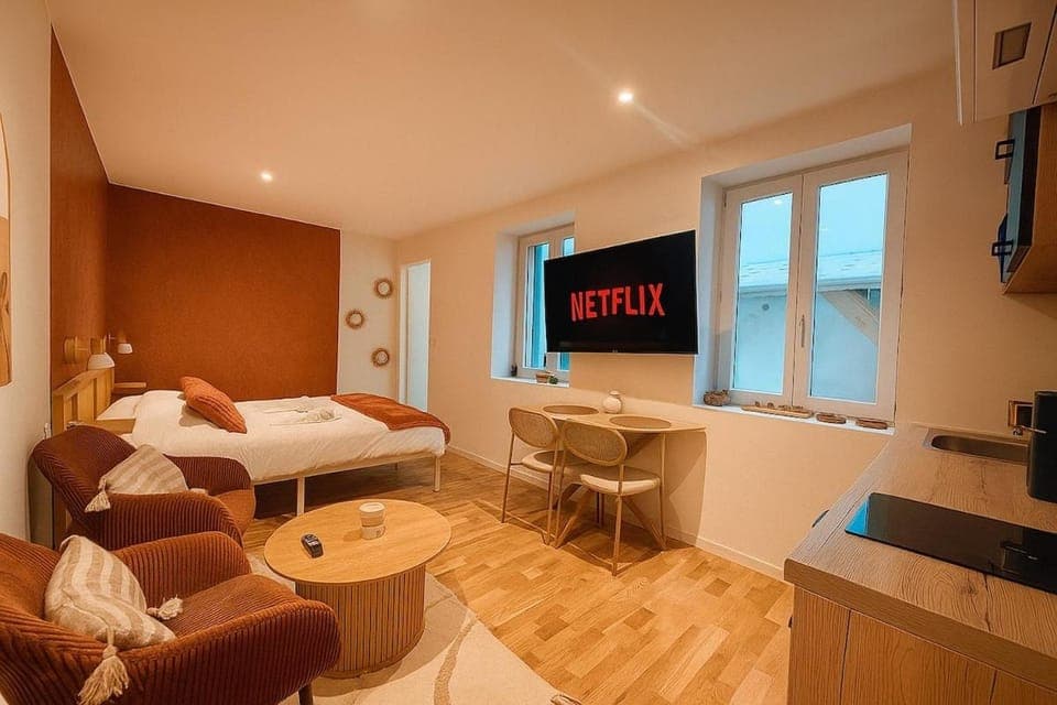 Communal lounge/ TV room, TV and multimedia, Seating area