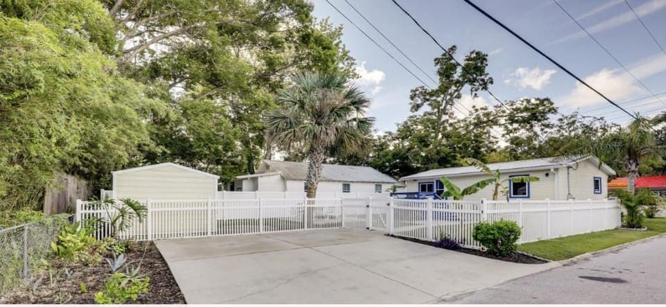 Property building, Facade/entrance, Garden, Quiet street view