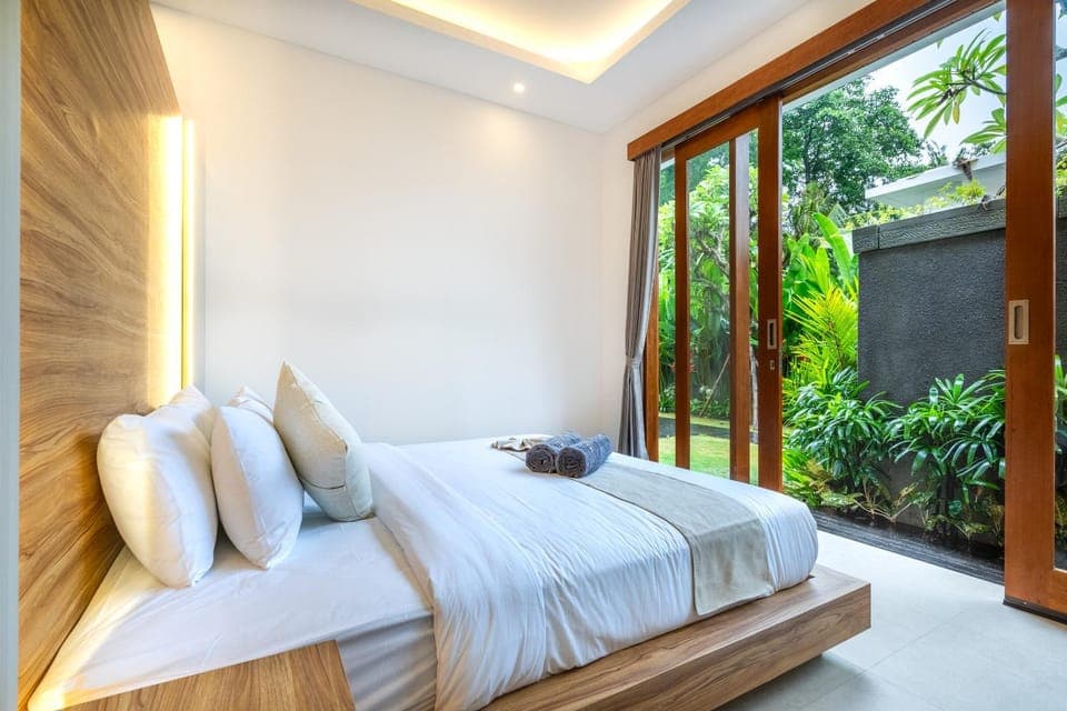 Bed, Bedroom, Garden view, towels