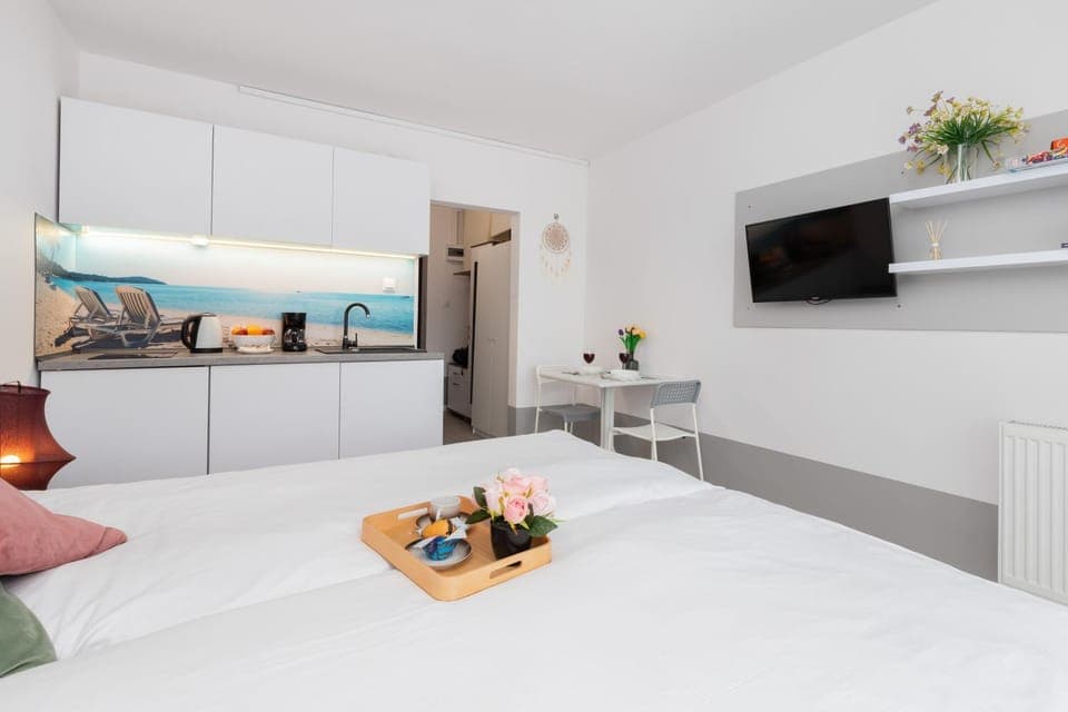 Bed, TV and multimedia, Kitchen or kitchenette, Photo of the whole room