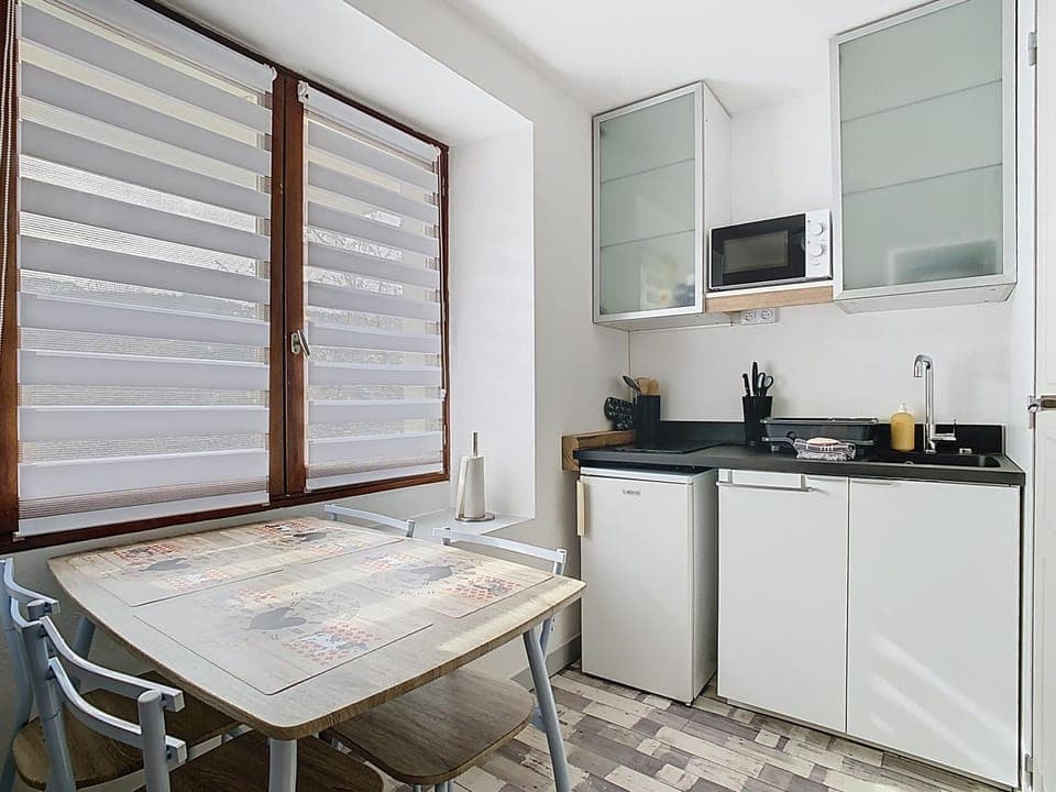 Kitchen or kitchenette, Dining area