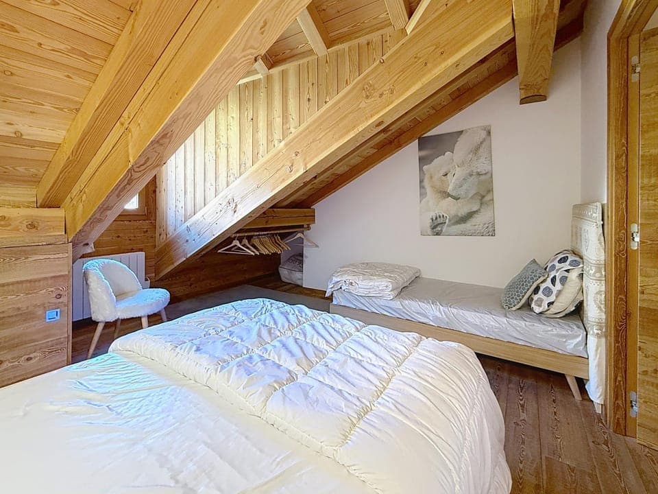 Bed, Photo of the whole room, Bedroom