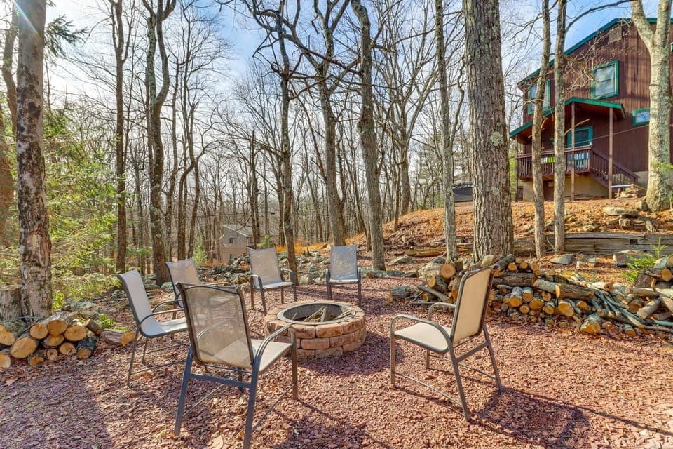 5 Mi to Jack Frost Skiing: Walkable Family Home House in Hickory Run State Park