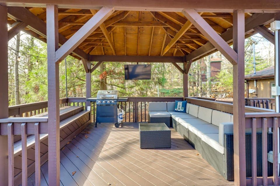 5 Mi to Jack Frost Skiing: Walkable Family Home House in Hickory Run State Park