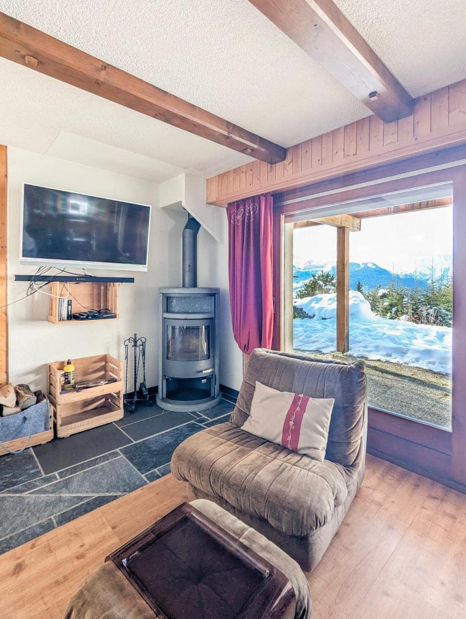 TV and multimedia, Living room, Seating area, Mountain view