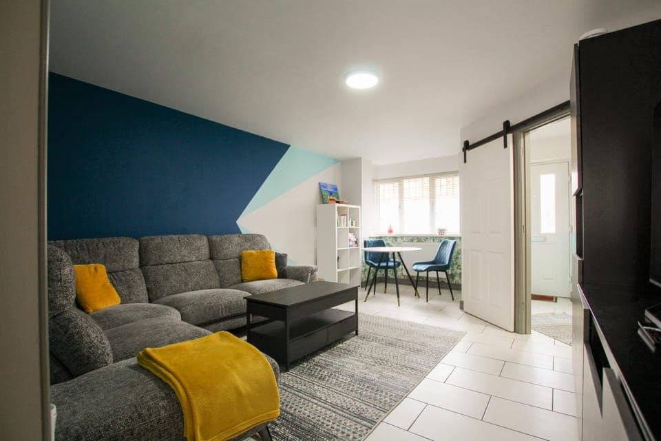 TV and multimedia, Photo of the whole room, Seating area, Dining area, Entertainment