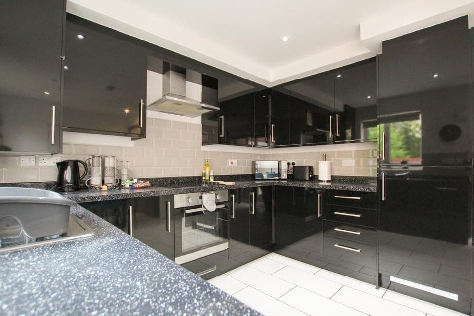 Coffee/tea facilities, dishwasher, oven, stove, kitchen