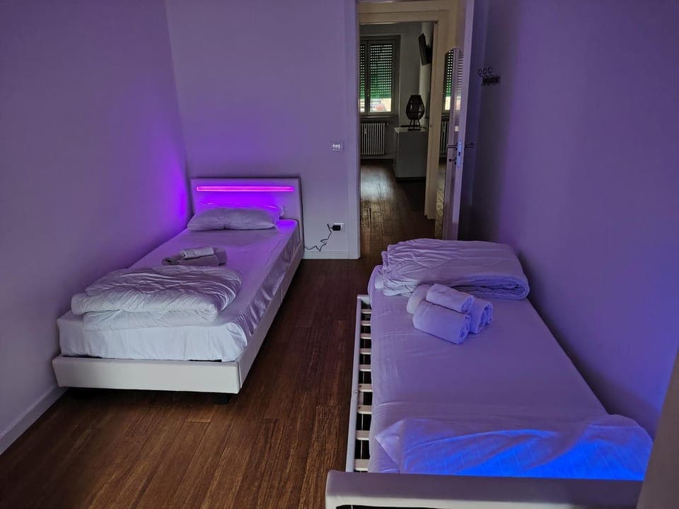 Bed, Bedroom, towels