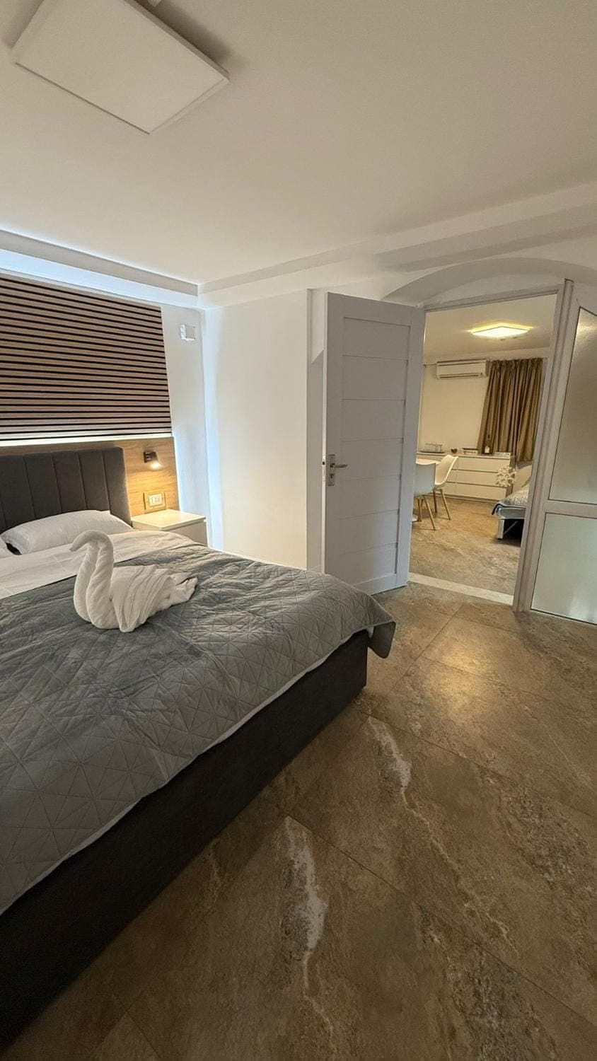 Bed, Bedroom, towels