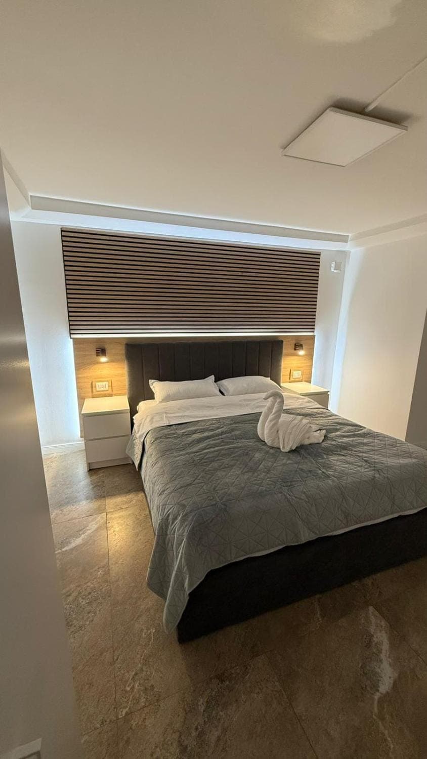 Bed, Photo of the whole room, Bedroom, towels